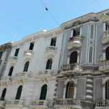 Ci spostiamo ora sulla parallela via Melo da Bari, dove tra via Caduti di via Fani e via Prospero Petroni, si trova un particolare palazzetto neo-liberty del 1895 costruito dall�architetto Pasquale di Rienzo che oggi appare quasi composto da tre edifici diversi per via delle facciate di colori differenti (foto di Ilaria Palumbo)